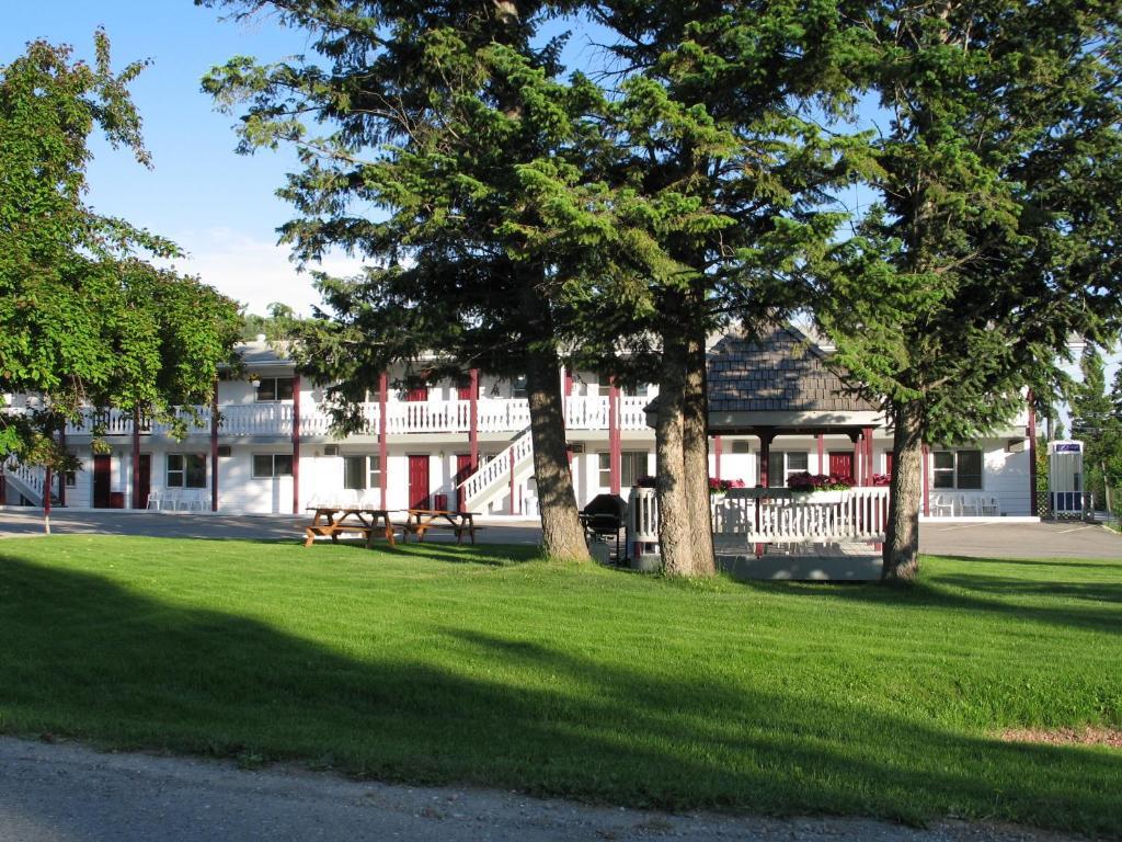 Mountain Springs Motel Radium Hot Springs Esterno foto