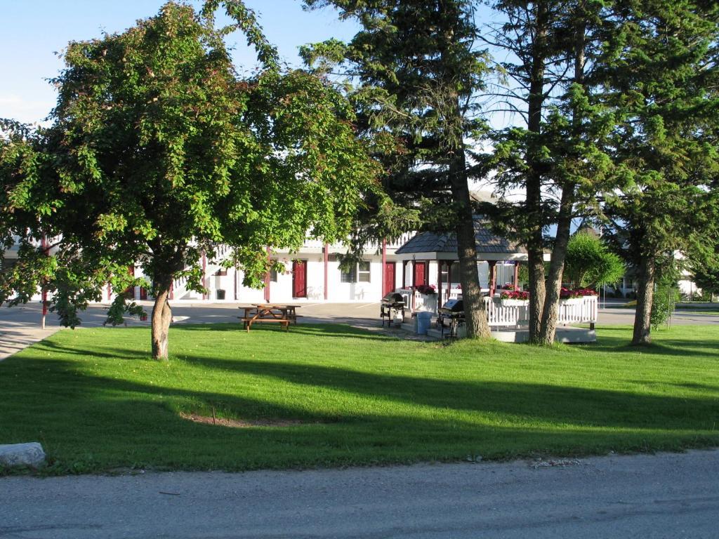 Mountain Springs Motel Radium Hot Springs Esterno foto